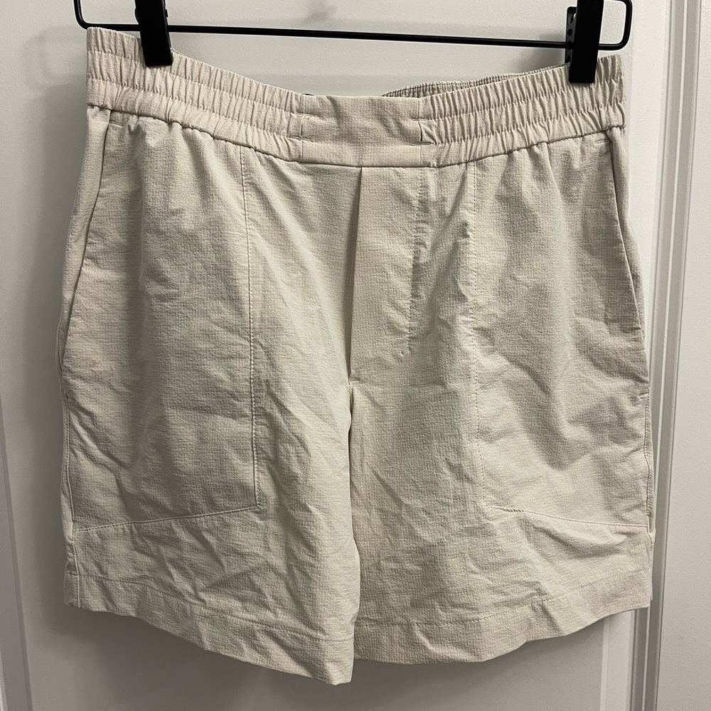 Lululemon Athletica Cream Bowline Shorts - Size Small 5 inch